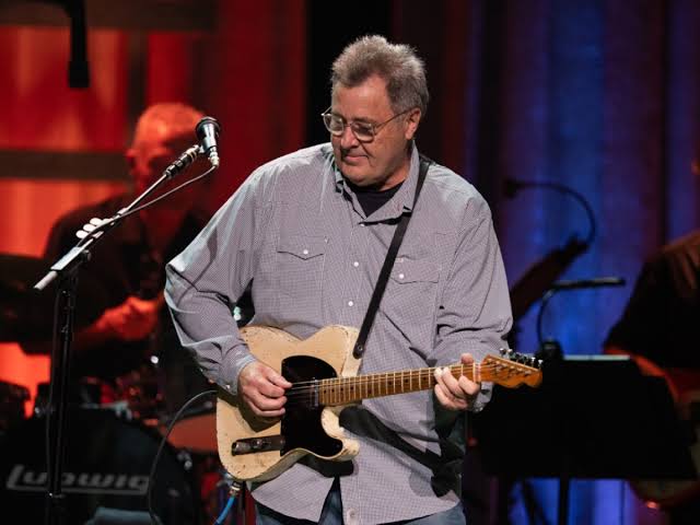 Vince Gill shines in marathon performance at the Fox Theatre – The News Herald