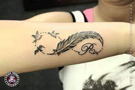 Tattoo am handgelenk ist bei den stars sehr populär. Cool Feather Tattoo With Birds And Letter P With Heart In Shape Of Infinity Inke Cool Feather Tattoo Wit Tattoo Ideen Familie Feder Tattoo Ideen Feder Tattoo