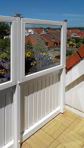 windschutz zum herunterklappen fur den balkon oder die dach terrasse windschutz balkon dachterrasse windschutz windschutz