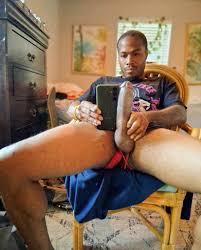 Negro exibindo sua rola grande e impressionante