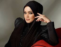 Setelah 11 tahun menikah dengan datuk khalid, siti baru melahirkan anak pertamanya, siti aafiyah pada 19 maret 2018. Siti Nurhaliza Umum Hamil Empat Bulan Penyanyi Datuk Siti Nurhaliza Mengumumkan Hamil Empat Bulan Foto Failkuala Siti Nurhaliza Scarf Design Hijabi Fashion