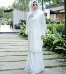 Memilih desain baju pernikahan untuk waktu sekarang ini banyak memiliki alternatif pilihan. Nak Kahwin On Twitter Simple Baju Nikah Inspirations Hari Nikah Dah Dekat Tapi Takde Idea Nak Pakai Baju Apa Kat Sini Awantona Share 17 Baju Nikah Simple Tapi Anggun Dan