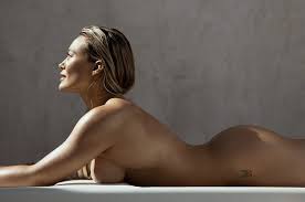 ヒラリー・ダフが裸で語る「自分の体を誇りに思う」