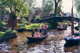 Giethoorn is a village in the dutch province of overijssel. Aufs Wasser In Holland Bootsverleih Und Rundfahrten In Giethoorn