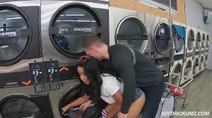 Thicc ebony bombshell fucked at laundromat - XNXX.COM