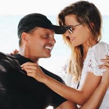 Y bueno, mucho de ello tiene que ver con la gran revelación que el cantante se llevó al descubrir lo que pasaba entre su hija michelle salas y su mánager mauricio ambrosi, quien está basado realmente en alejandro asensi. No Perdono Luis Miguel Embarazo A Michelle Salas Y Asensi Show News