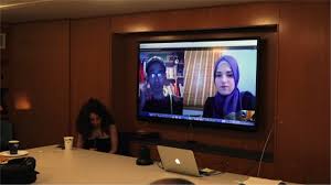 Arab tilidan dars berayotgan suriyalik qochqinlar