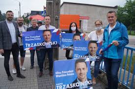Od 1 maja część obostrzeń zostanie poluzowana lub zniesiona. Wybory 2020 Plakaty Banery I Naklejki Trzaskowskiego Na Targowisku W Radomsku Zdjecia Radomsko Nasze Miasto