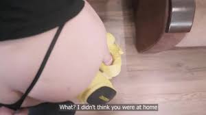 Apucika őrülten berakja kutya pózban a mostohalánya nunijába aki épp  pornóra rosszalkodik - TrixXx.hu