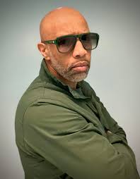 Been silent these past few days 😒 So allow me to re-introduce myself, my  name is : … with the iconic Buckley Pine.