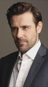 Le fils de Dennis Quaid serait un bon Max, hein ? (l'image du dessus est du  film NOVOCAINE, sans aucun rapport avec le jeu Max Payne) : r/jovemnerd