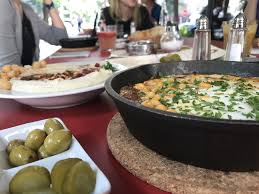 Shakshuka rezept selbst gemachte shakshuka, eine sauce aus zwiebeln shakshuka (oftmals auch schakschuka geschrieben) ist eine spezialität der nordafrikanischen und israelischen küche. Mittagessen 73 Israelisch In Der Shakshukaria Qiez