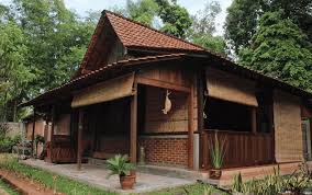 Rumah joglo yang pada awalnya hanya dimiliki oleh kalangan terpandang saja, seiring perkembangan jaman joglo dapat dimiliki oleh siapapun yang ingin membangun rumah joglo. Rumah Adat Jawa Barat Tengah Timur Nama Dan Gambar