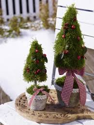 Weihnachtsdeko für außen schön verpackte geschenke und nussknacker figuren passen ganz gut zur grünen dekoration an der eingangstür. Weihnachtsdeko Fur Aussen Vor Der Tur Festlich Dekorieren Wohnidee