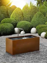 Der Brunnen In Kubischer Form Aus Purem Metall Ist Lackiert Und In Einer Rohen Fassung E Modern Landscaping Water Features In The Garden Outdoor Water Features