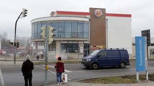 Schon im jahr 1967 hatten in den usa mehr als 260 restaurants eröffnet. Burger King Kommt Fast Food In Rustikalem Bbq Stil Freising Sz De