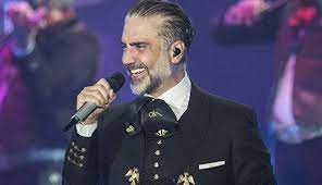 Alejandro Fernández defiende su estilo ante la prensa - Uniradio Informa