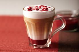 Sommerfeeling Das Ganze Jahr Leckeres Rezept Fur Latte Macchiato Mit Himbeeren Experiencefresh Himbeeren Macchiato Kaffee Rezepte