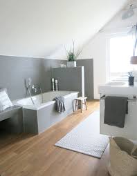 Bevor sie mit der verlegung des laminats beginnen, sollte der untergrund vorbereitet werden. Laminat Im Bad Klar Dazu Passt Ein Grau Weisses Interieur Einfach Perfekt Modern Bathroom Concrete Bathroom Wood Tile Bathroom