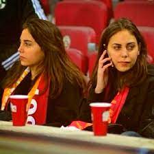 Kız kardeşi ve ikizinin adı ezgi karayel'dir. Bir Ikizi Oldugunu Ogrenince Kucuk Bir Sok Yasayacaginiz 18 Unlu Isim Onedio Com