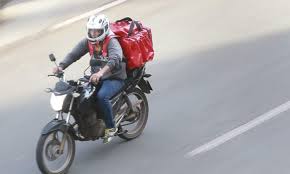 Oggi vengo inondato di chiamate per aver dato un passaggio a ho dato a ibra il mio casco, più largo, e io mi sono infilato quello stretto di mia moglie. Hb7bncg1h Kczm
