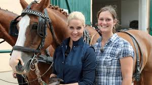 Judith rakers (41) und ihr ehemann andreas pfaff lassen sich nach acht jahren liebe scheiden. Judith Rakers Abenteuer Pferd Kutsche Fahren Ndr De Fernsehen Sendungen A Z