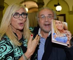 La conduttrice è tornata in studio dopo un stop forzato causato dalle conseguenze di un intervento ai denti andato male, che ha tra l'altro sollevato grandi polemiche. Mara Venier Eta Altezza Peso Nome Vero Mariti Amori Figli Dove Vive