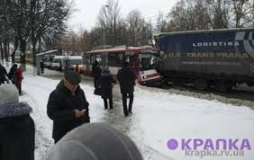 По данным дорожной полиции, он был трезв и не пострадал. V Rovno Otcepivshijsya Pricep Protaranil Trollejbus Video Korrespondent Net