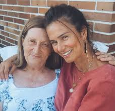 Apareceu na série de humor maré alta, da sic, mas foi na tvi que conseguiu um maior destaque, ao participar na 2ª temporada de morangos com açúcar. Claudia Vieira Assinala 75Âº Aniversario Da Mae