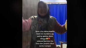 Check spelling or type a new query. Dikunjungi Murid Saat Kelulusan Ibu Guru Ini Terharu Dapat Kado Hp Hitekno Com