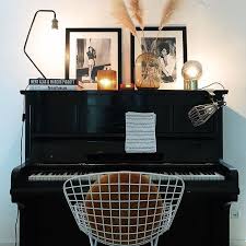 Das Klavier Als Dekoobjekt Sideboardstyling Mit Licht Atmosphare Schaffen Piano Decor Interior Design Inspiration Home Appliances