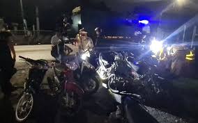 Xử lý hàng chục đối tượng điều khiển mô tô quá tốc độ trên Quốc lộ 1A |  Vietnam+ (VietnamPlus)