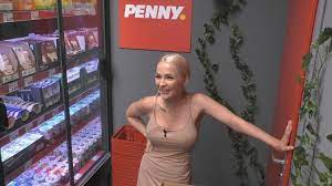 The show began airing on 7 august 2020 on sat.1 and ended after 24 days on 28 august 2020, making it the longest celebrity season to date. Promi Big Brother 2020 Emmy Russ Trickste Sat 1 Und Bb Im Penny Markt Aus