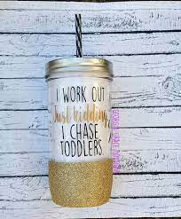 This I Work Out Just Kidding I Chase Toddlers Glitter Dipped Mason Jar Tumbler The Perfect Gift For Any Occasion Or For Regalo Maestra Frascos Manualidades