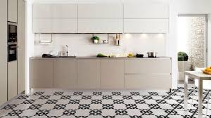 Une cuisine classique blanche ou beige parfaitement rangée est toujours un délice pour les yeux. 1001 Modeles De Cuisine Avec Carreaux De Ciment