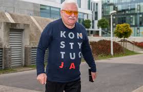 W koszulce z napisem konstytucja. Lech Walesa Juz Zaplanowal Swoj Stroj Na Pogrzeb A To Nie Wszystko Pomponik Pl