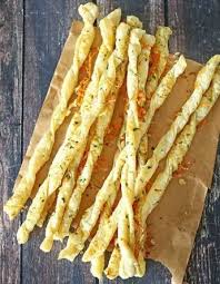 Feuilletes De Noel Ail Et Parmesan Idees De Feuilletes Pour Un Noel Craquant Elle Recettes De Cuisine Recette Aperitif Pate Feuilletee