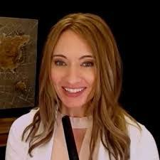 Lisa Cummings's Instagram, Twitter & Facebook