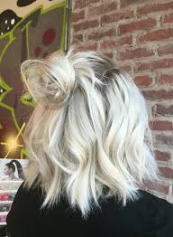These white highlights are the spice of the shoulder length waves. 23 Beautiful Platinum Blonde Hair Color Ideas Visit The Post For More Platinum Blonde Hair With Sha Ideias De Cabelo Loiro Cabelo Loiro Ideias De Cabelo
