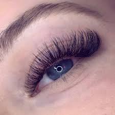 What are the dangers of lash extensions? Hybrid Lashes Nouveau Lashes