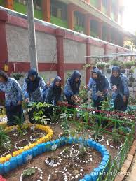 Soewani soeryaningrat atau yang sering kita sebut dengan ki hajar dewantoro. Taman Sekolah Unik