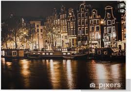 Amsterdam jest stolicą holandii, znaną z artystycznego dziedzictwa, rozbudowanego systemu kanałów i wąskich domów z dwuspadowymi fasadami, spuścizną find jobs in amsterdam, holandia. Plakat Amsterdam Noca Holandia Pixers Zyjemy By Zmieniac