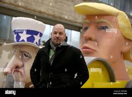 Köln, Deutschland. 2 Feb, 2018. Designer des Trump-themed Karneval wagen Martin  Weitz steht vor seiner Schöpfung in Köln, Deutschland, 2. Februar 2018.  Dieses Jahr, Donald Trump ist ein beliebtes Thema im Karneval.