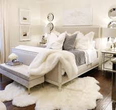 Master Slaapkamer Met Neutrale Kleuren Zacht Licht White Faux Fur Master Slaapkamer Met Neutrale In 2020 Cozy Home Decorating Master Bedrooms Decor Home Decor