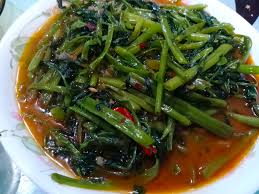 Kita kena sediakan semua bahan yang diperlukan sebelum memasak. Kangkung Goreng Belacan