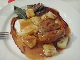 In un tegame fate sciogliere il burro e rosolate il filetto girandolo più adagiate sopra i funghi facendo attenzione a non uscire dai bordi. Filetto Di Maiale Con Patate E Funghi Porcini Picture Of Cascina Gorgia Orbassano Tripadvisor