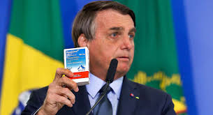 Jair bolsonaro é eleito o 38° presidente da república federativa do brasil, com 57.797.456 milhões de votos. Durante A Posse Do Ministro Da Saude O Presidente Jair Bolsonaro Mostra Uma Caixa Do Remedio Hidrocloroquina Fotos Publicas