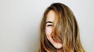 Das kann schlimm werden fürs brond, also der mix aus blonden und braunen strähnen ist sehr beliebt, da er besonders natürlich. Naturhaarfarbe Wiederbekommen So Geht S Nivea