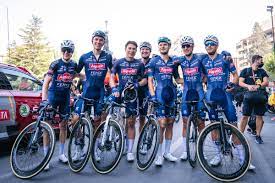 El sprinter del alpecin fenix hizo bueno el genial trabajo de aproximación jasper philipsen arrasa y una montonera viste de rojo a elissonde. Cv Bhmkegzmbdm