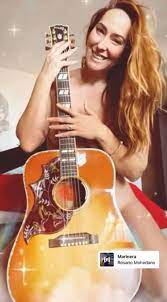 Rosario Mohedano comienza el año desnuda tras una guitarra